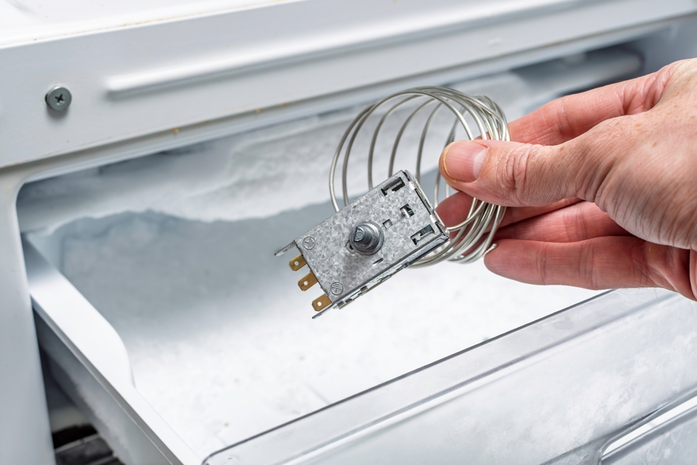 Mechanical freezer thermostat for temperature control
